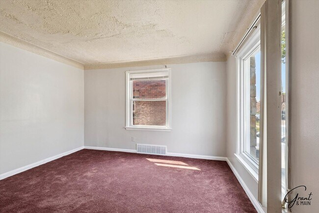 Foto del edificio - $1350 3 bedroom bungalow