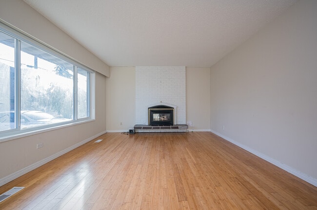Building Photo - 3 bedroom upper for rent