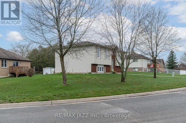 Building Photo - 2577 Idyllwood Crescent