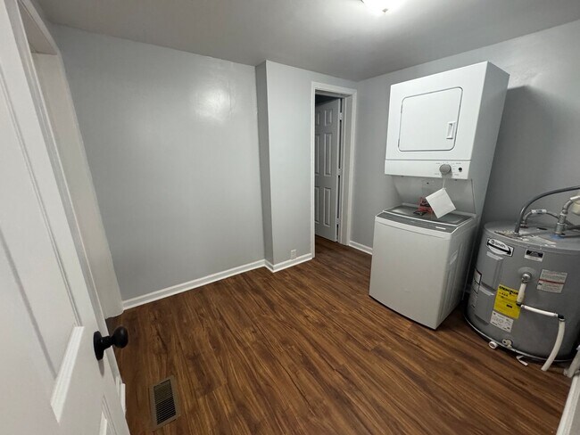 Building Photo - Remodeled 2 bedroom/ 2 bath home