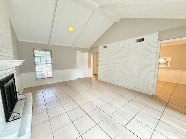 Foto del edificio - 3-bed/2-bath with 2-car Garage!