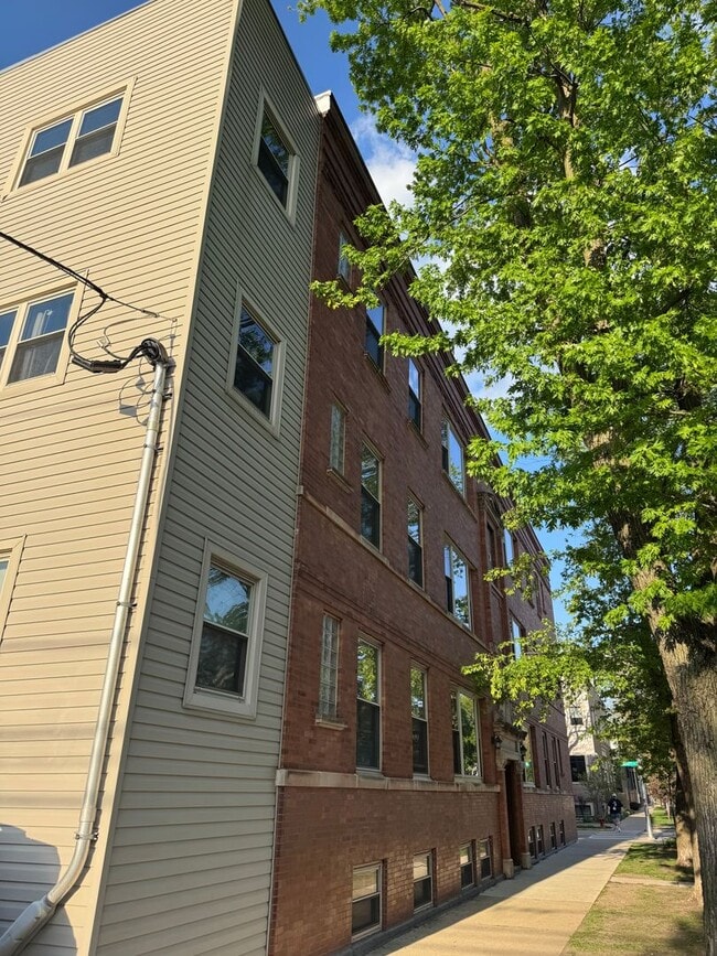 Building Photo - Roscoe Village, Sun-drenched and south-facing, 2-bedroom condo
