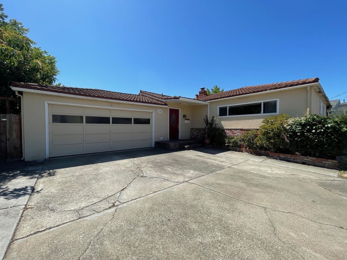 Foto principal - Nice and clean three bedrooms and two bath...