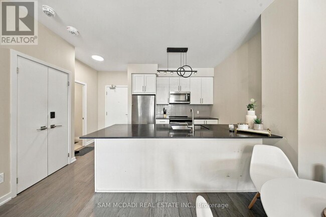 Photo du bâtiment - 4055 Parkside Village Dr