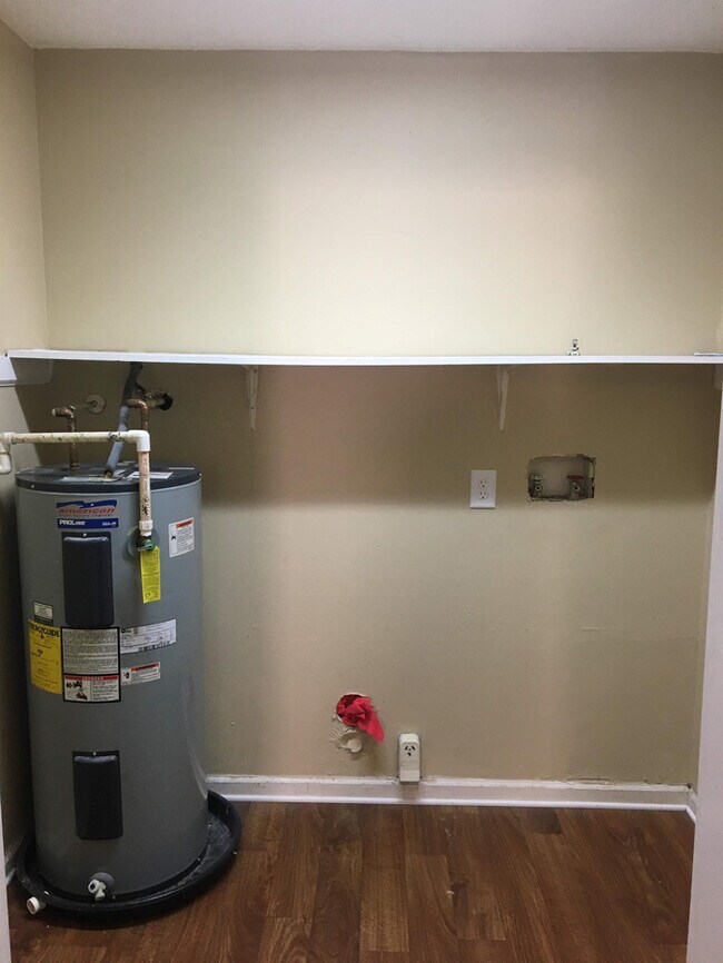 Building Photo - 913 W 38th St