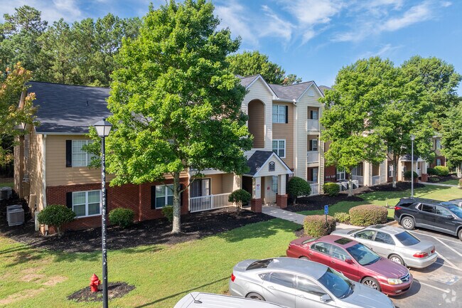 Edificio principal - Salem Chase Apartments