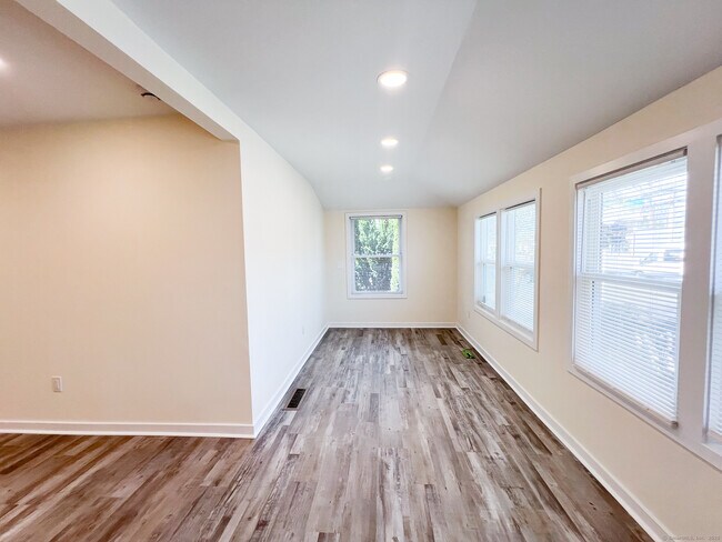 Foto del edificio - 353 Bridgeport Ave