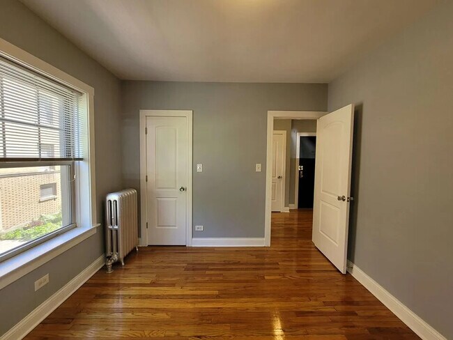 Building Photo - 3425 N Marshfield Ave