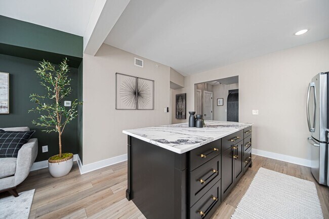 Building Photo - Fully Furnished 1 Bedroom in the heart of ...