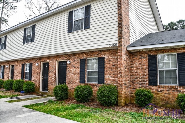 Building Photo - End Unit Townhouse in Farmville NC