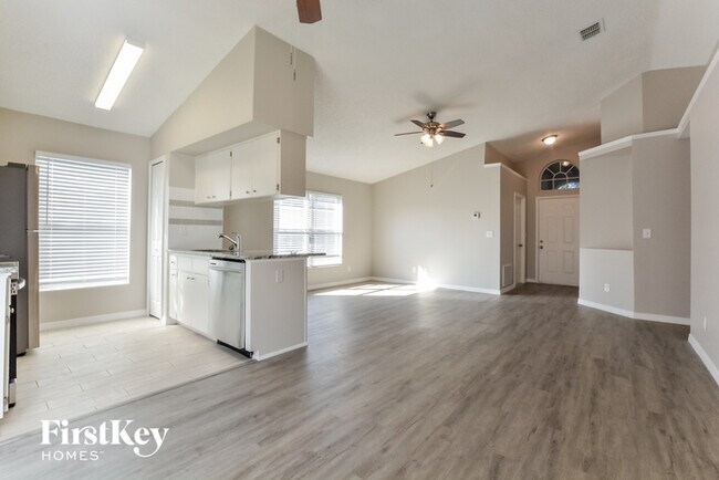 Building Photo - 13835 Glasser Ave