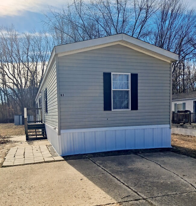 Building Photo - 85 Deerwood Park