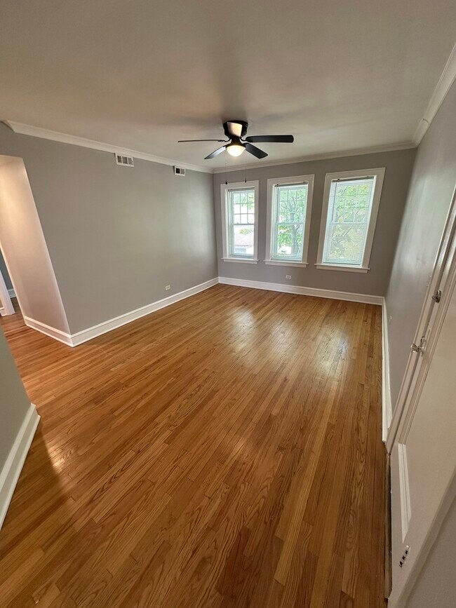 Foto del edificio - 5745 W Wellington Ave