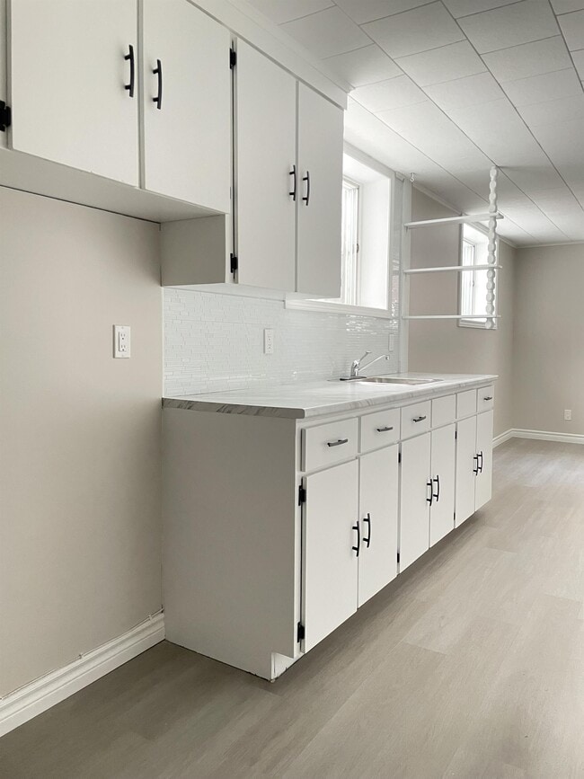 Photo du bâtiment - 14 Riverside Dr E