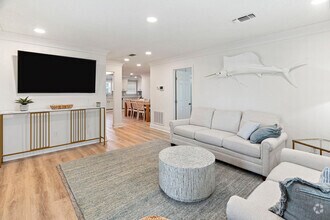 Building Photo - 806 Deer Dr