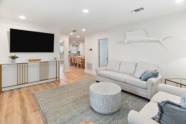 Building Photo - 806 Deer Dr