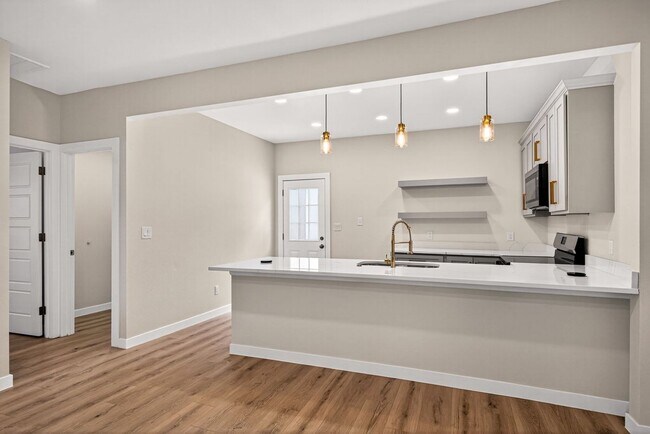 Building Photo - 631 E Mistletoe