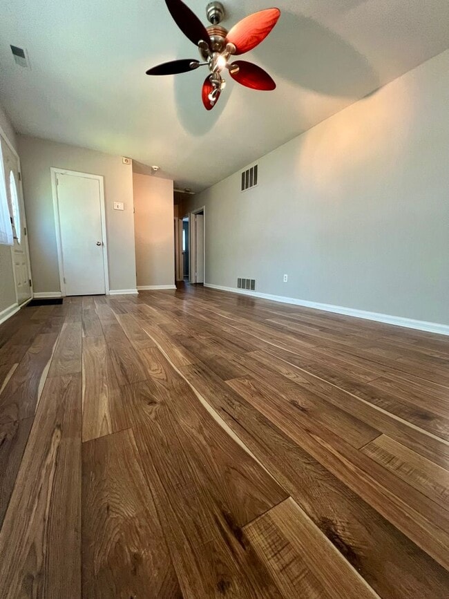 Building Photo - 3-Bedroom Single Family Home in Bristol! Available Mid-September!