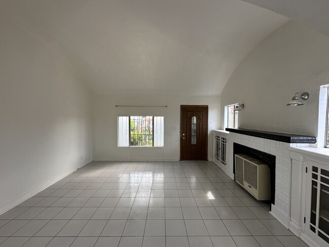 Foto del edificio - Charming & Spacious 2 Bed, 2 Bath