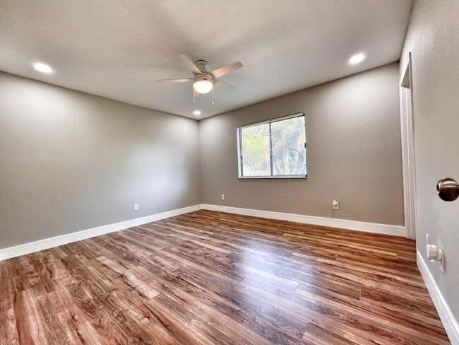 Building Photo - 271 NW Archer Ave