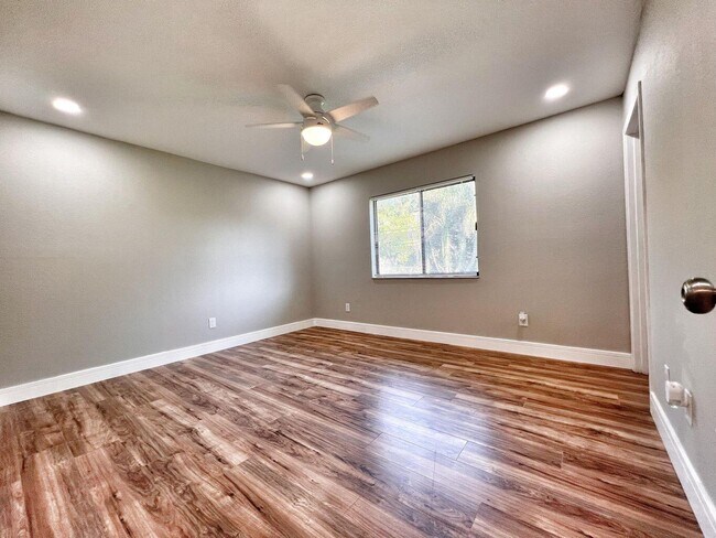 Foto del edificio - 271 NW Archer Ave