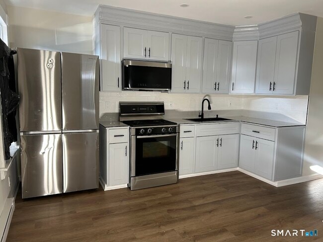 Building Photo - 2 Broad St