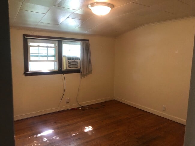 Building Photo - 1020