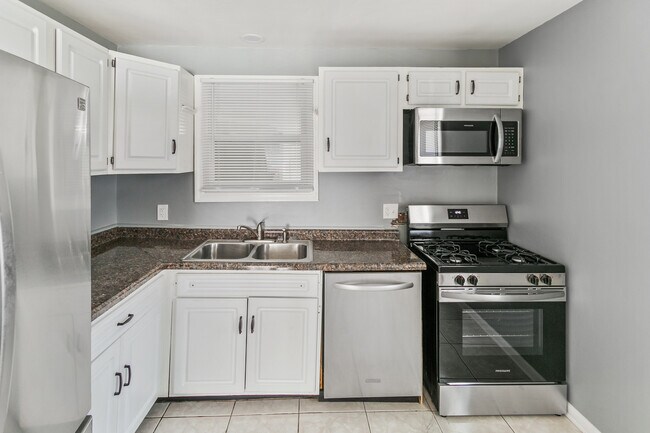Foto del edificio - 17561 Hillside Ave