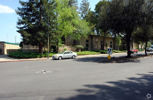 Building Photo - Valley Oaks Apartments
