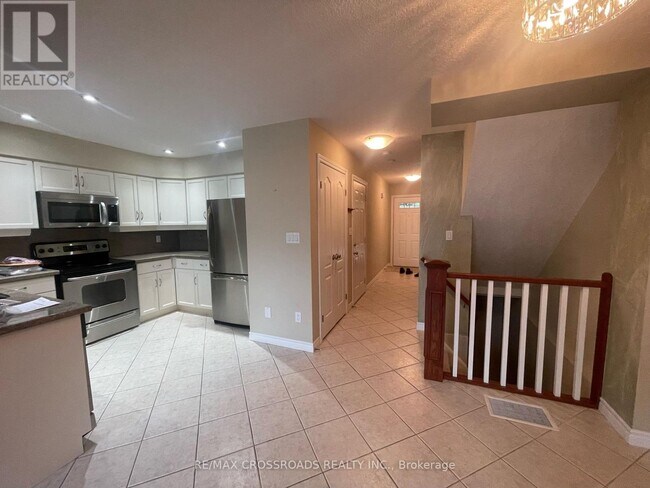 Building Photo - 165-165 Terraview Crescent