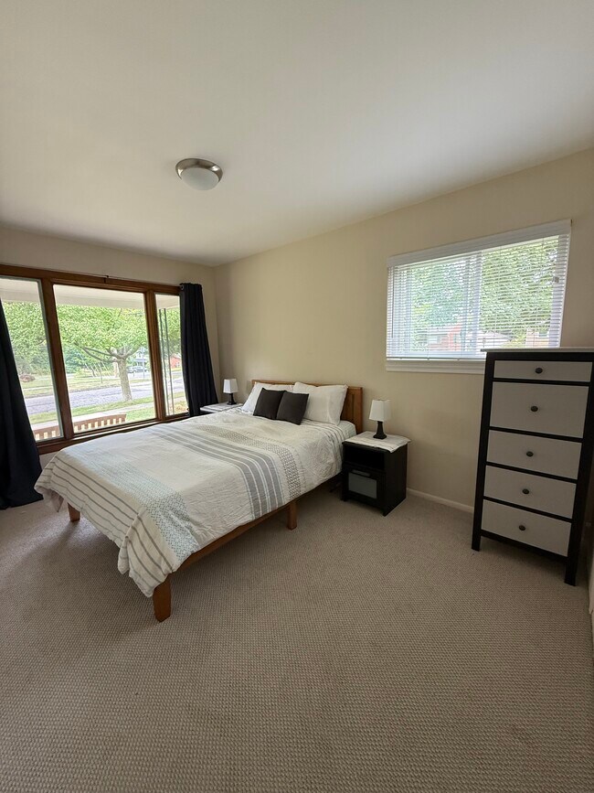 Foto del edificio - 2416 Medford Rd