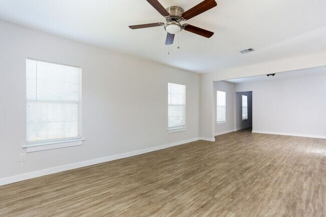 Building Photo - 611 John Page Dr