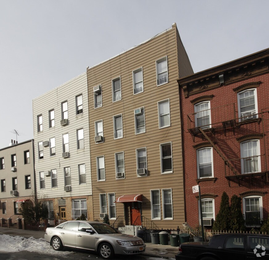 Primary Photo - 229 Calyer St