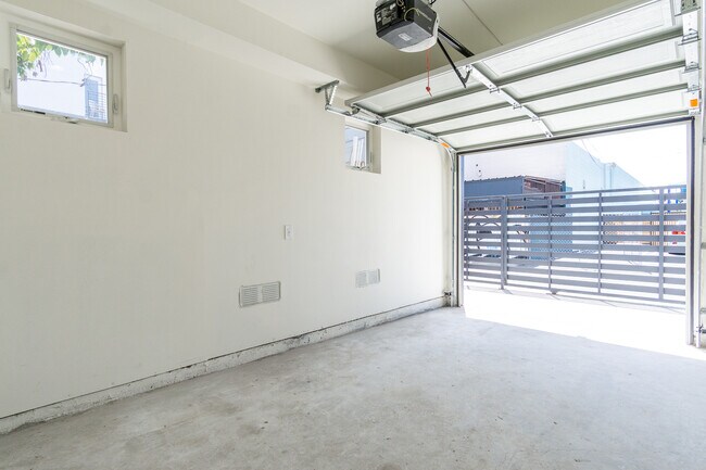 Foto del edificio - 1015 N Oxford Ave