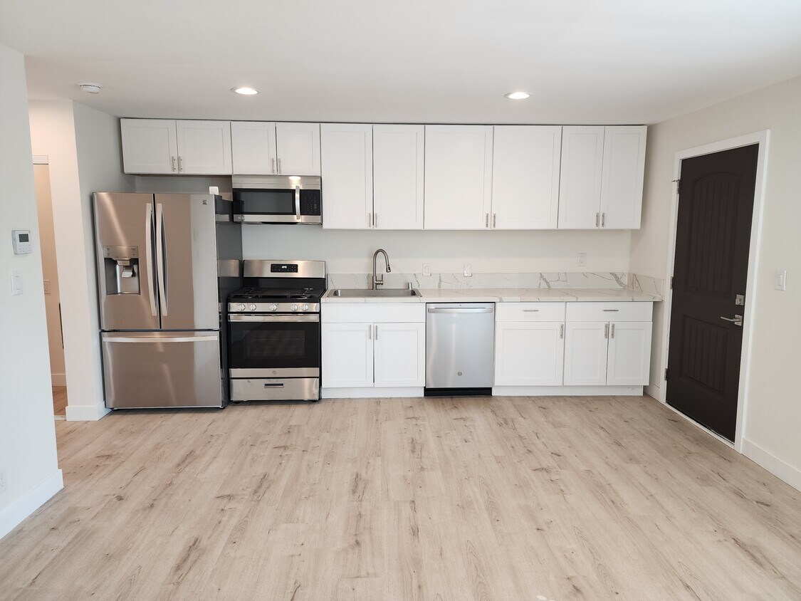 Foto principal - 7541 Enfield Ave