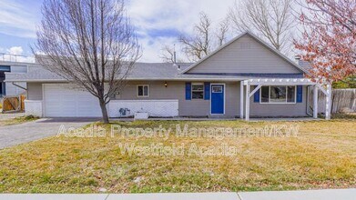 Building Photo - 405 900 E