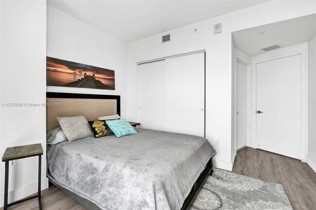 Foto del edificio - 121 NE 34th St