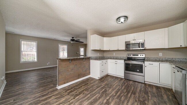 Building Photo - BASEMENT/BONUS ROOM AND LARGE YARD!!!