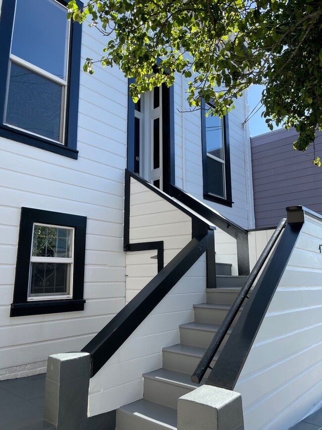 Building Photo - 2 BR/1 BA Single Family Home, Spacious Kit...