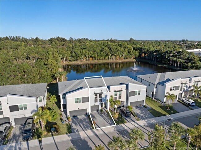 Building Photo - 3931 SE Mentmore Ln