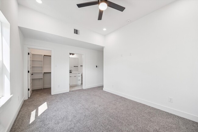 Building Photo - 9806 A/B Pelsey St