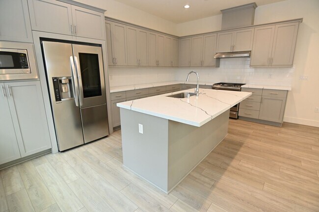 Foto del edificio - Upscale 2-BR Dual-Suite Condo in Downtown San Jose