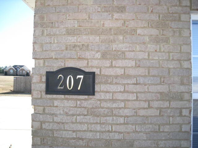 Foto del edificio - Large fenced back yard with patio