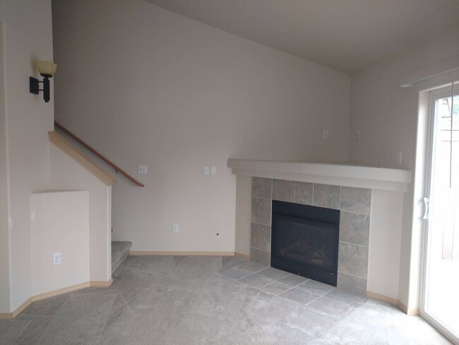 Building Photo - Beautiful South Hill 2 PLUS bedroom, 2 1/2...