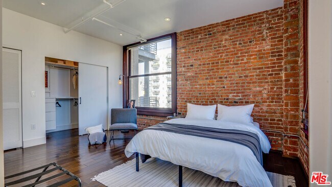 Building Photo - 460 S Spring St