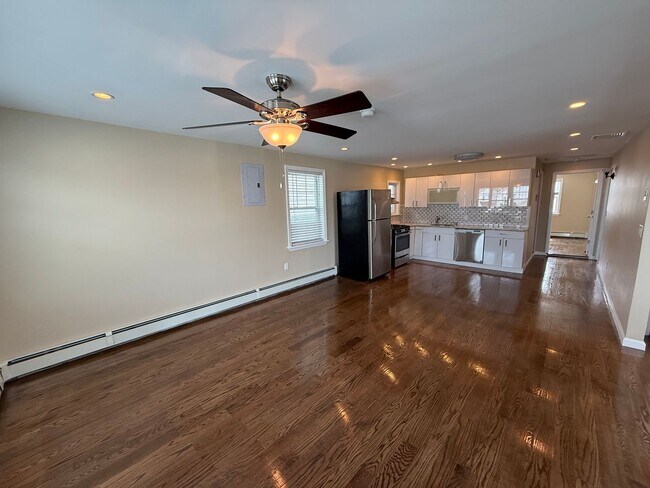 Foto del edificio - Mint 2 Bed/2 Bath Single-Family Home in Howard Beach!