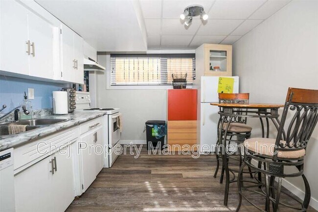 Photo du bâtiment - 9811-9869 69 Ave NW