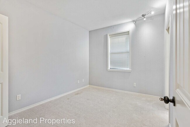 Building Photo - 3 br, 2.5 bath House - 2318 Carisbrooke