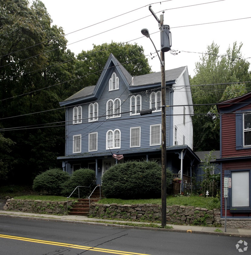 Building Photo - 632 Main St