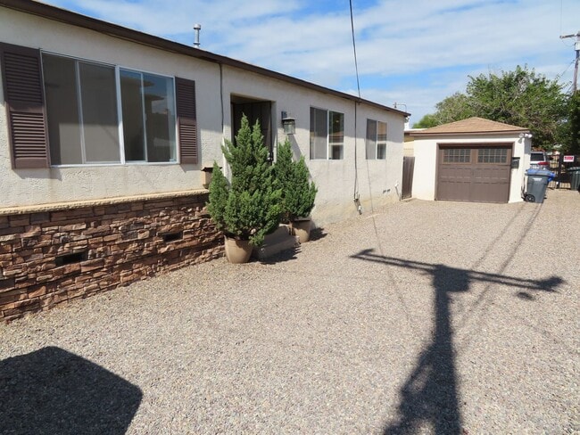 Building Photo - Three Bedroom Two Bath Home in La Mesa